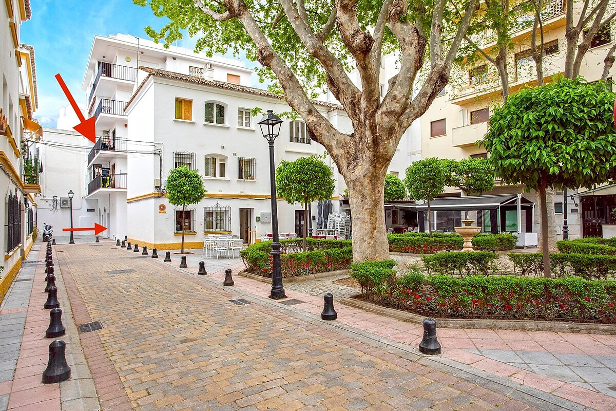 TERRACE and BUILDING ENTRANCE (red arrows), Plaza Juan de La Rosa, Casco Antiguo, Marbella