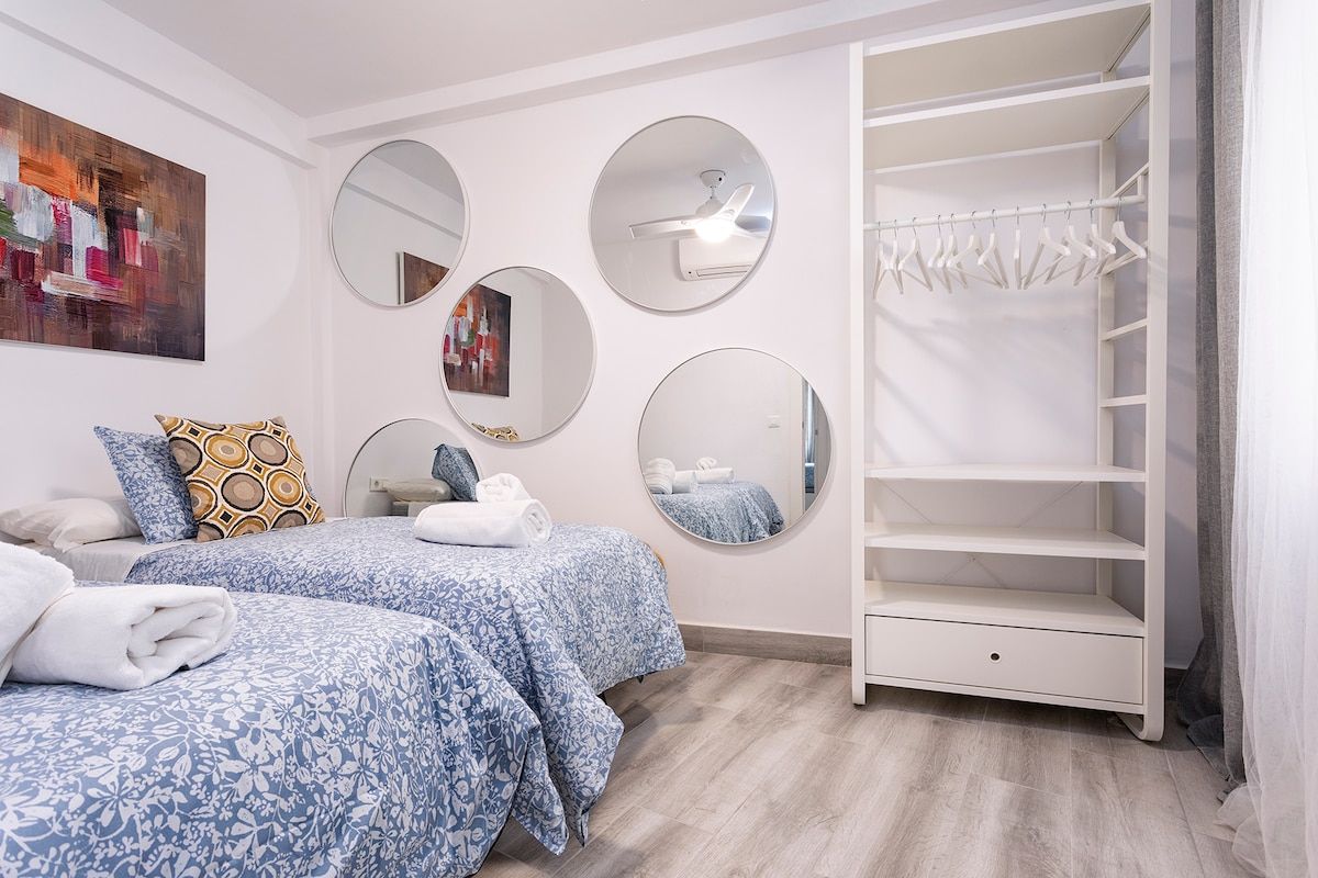 Bedroom n.2 with one or two single beds that can be pushed together to make a double bed