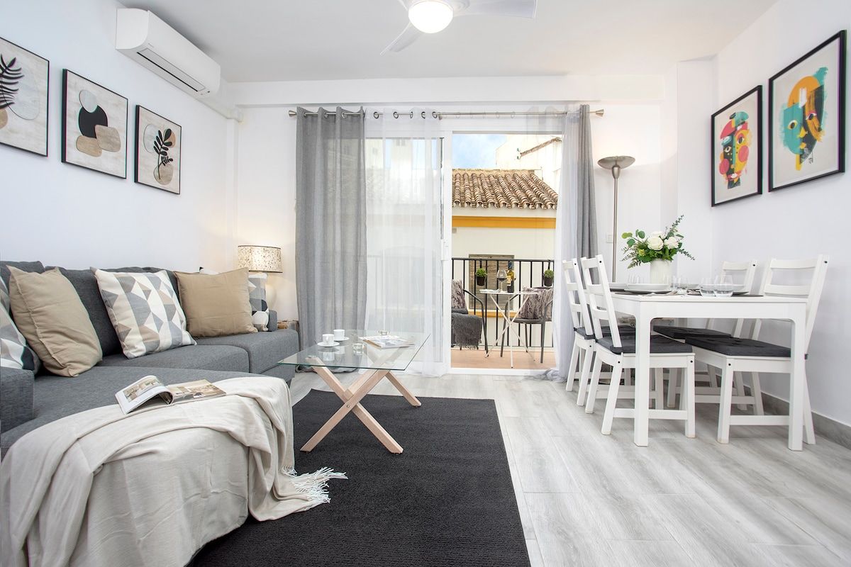 Heart of Marbella's downtown with Garage
