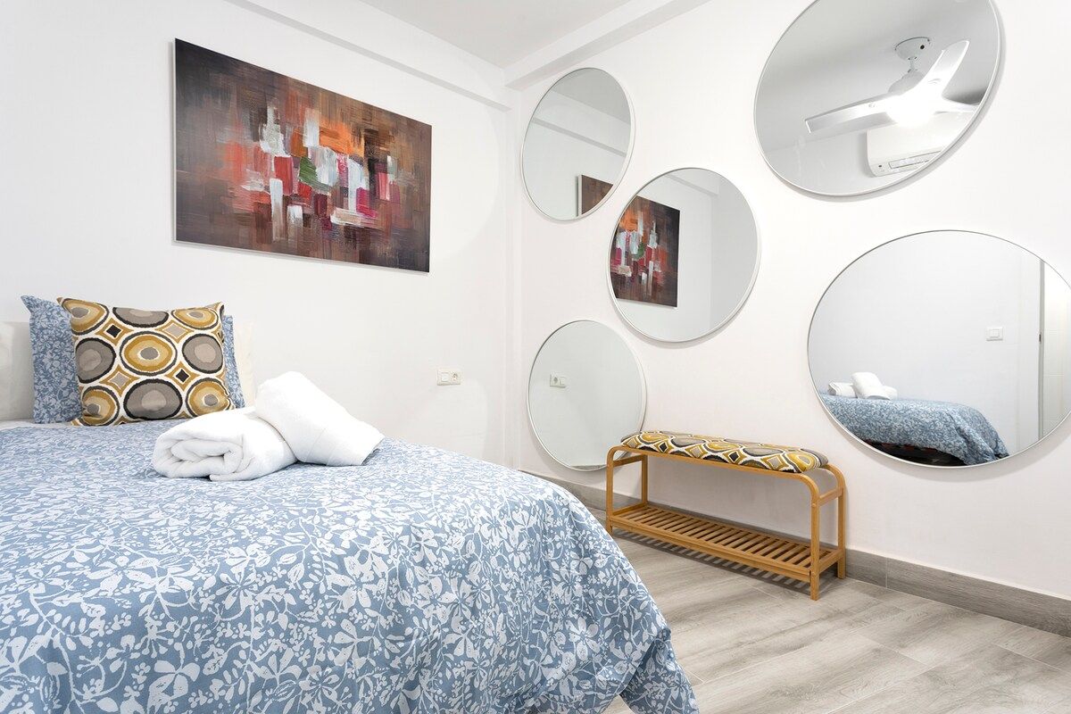 Bedroom n.2 with one or two single beds that can be pushed together to make a double bed