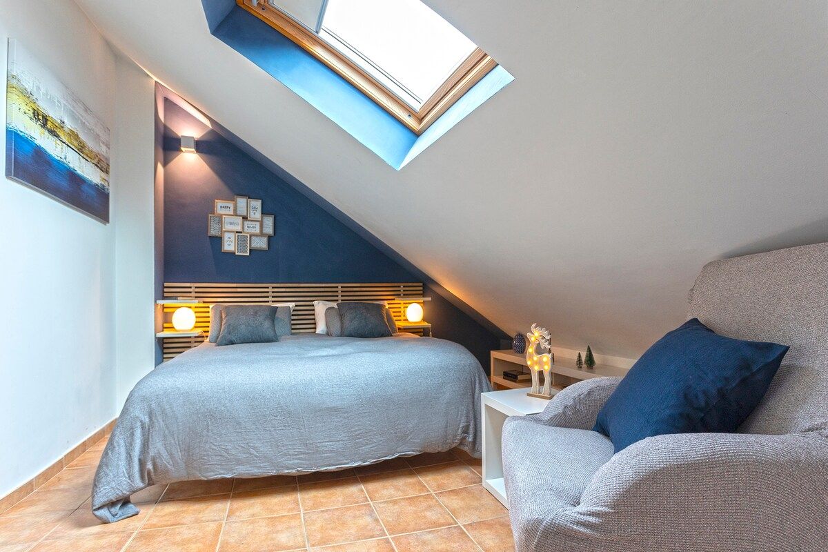 Bedroom with king size bed