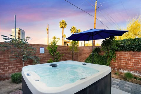 The Phoenix Parlor - 2 King Beds - Hot Tub - DT