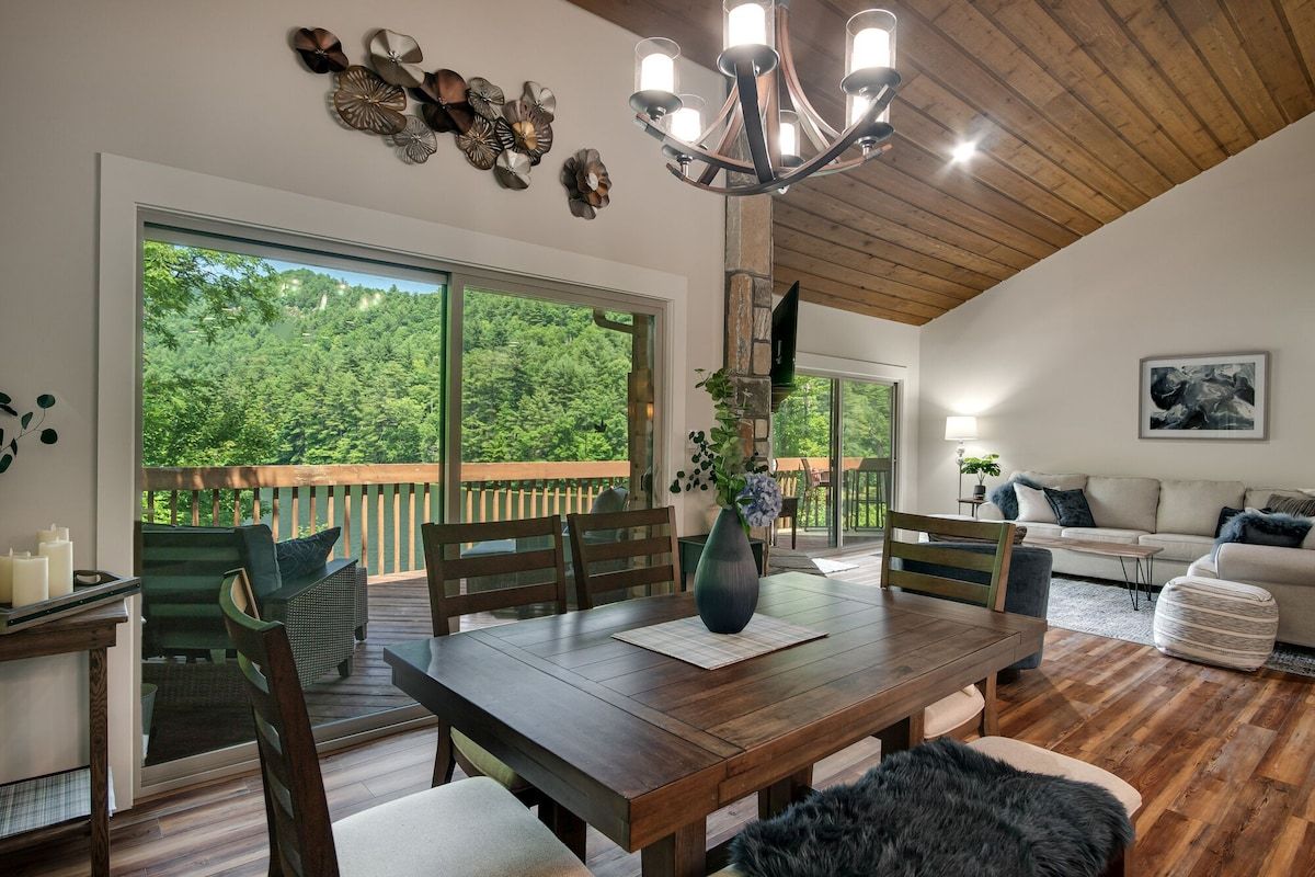 Luxe Lakefront Retreat.  Spectacular fall foliage and views. Close to BR Pkwy