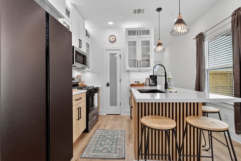 Luxury 2 BR Near Houston Medical Center, Downtown & NRG