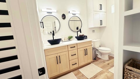 Luxury 2 BR Near Houston Medical Center, Downtown & NRG