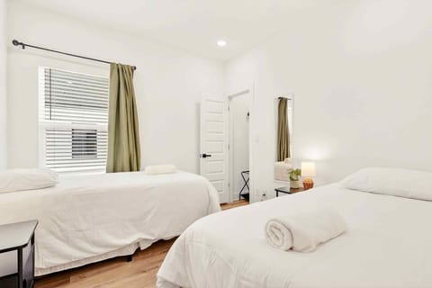 Modern 3BR Near Med Center • Garage Parking • Fast Wi-Fi
