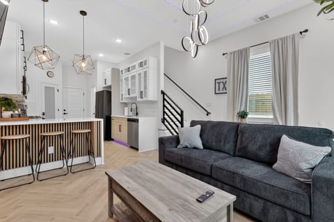 Modern 3BR Near Med Center • Garage Parking • Fast Wi-Fi