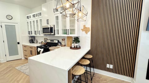 Upscale 3BR • Garage • Gated Entry • 15 Min To Hobby Airport