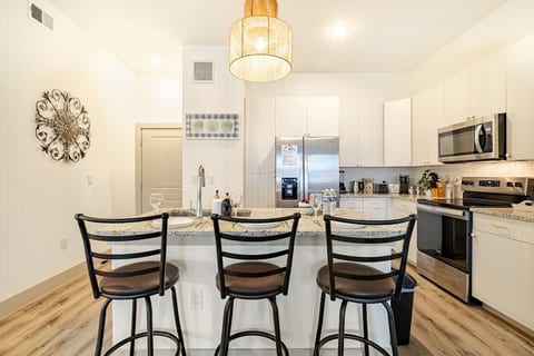 Energy Corridor 1BR | Pool, Gym & Free Parking image 3