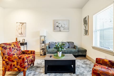 Energy Corridor 1BR | Pool, Gym & Free Parking image 2