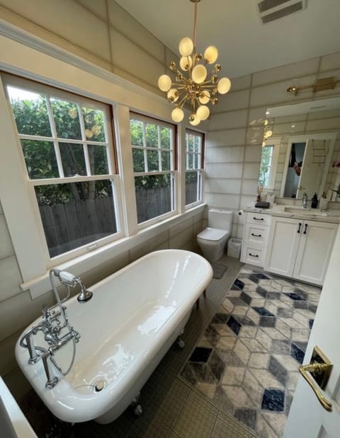Stunning 5BR/4.5BA Hollywood Hills Retreat
