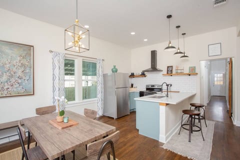 Sleeps 6 • Walk to Alamodome • Cowboy Pool