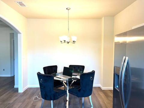 Biz Professionals on Ross | King Bed, Private Bath