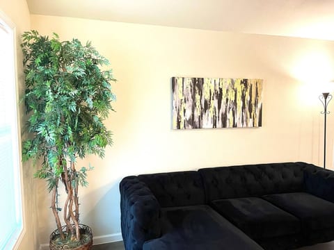 Biz Professionals on Ross | King Bed, Private Bath