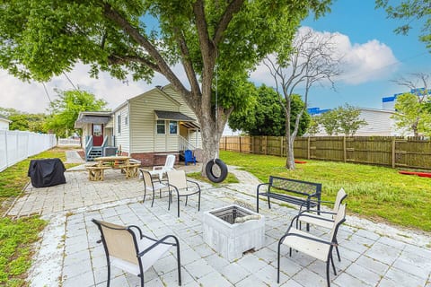 Charming Centrally Located Ocean View w Huge Private Yard, Patio, Firepit, & BBQ