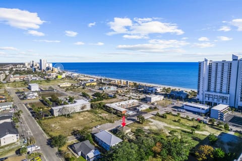 Dazzling Centrally Located Ocean View w 2 Kings, Huge Private Yard, 2 Decks, Firepit, BBQ