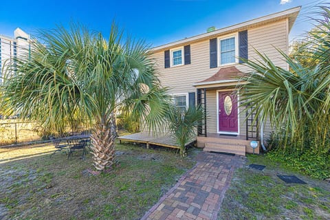 Dazzling Centrally Located Ocean View w 2 Kings, Huge Private Yard, 2 Decks, Firepit, BBQ