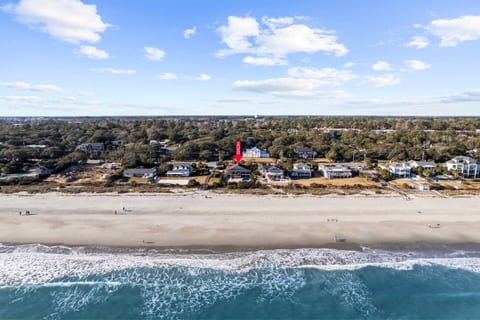 Posh Ocean Front: Huge Private Pool, Yard, Spa, Patio & Deck, BBQ, Game Room with 4 En-Suite Bathrooms