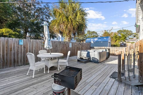 Beautiful Centrally Located Beach House w King Bed, Private Hot tub, Yard, Deck & BBQ
