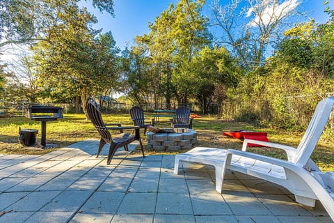 Beachy Central, Near Beach, 2 King Beds, Crib, Huge Private Yard, Patio, Porch, BBQ, & Firepit