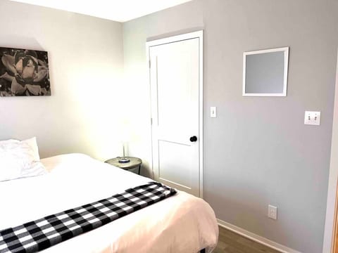 Biz Pros on Mont, King Bed, Ideal for Long Stays A