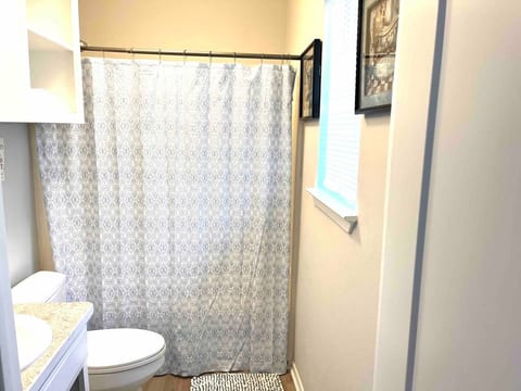 Biz Pros on Mont, King Bed, Ideal for Long Stays A
