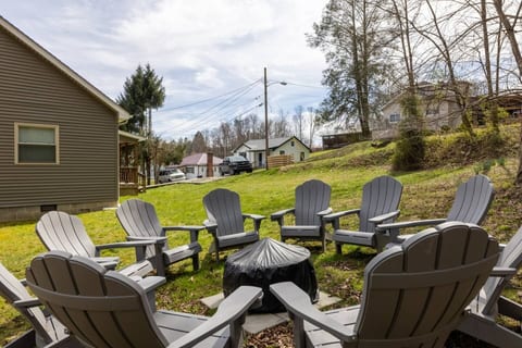 Family Cabin | Hot Tub+Fire Pit | Walk to Downtown