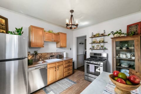 Cook with ease in a fully stocked kitchen made for family meals.
