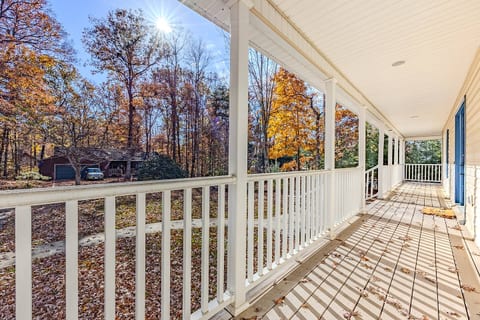Lakeside Escape- quiet space, w/ beautiful views!