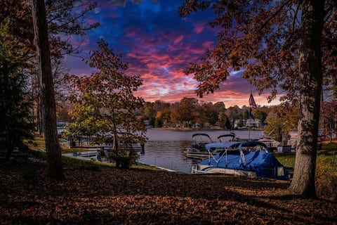 Lakeside Escape- quiet space, w/ beautiful views!