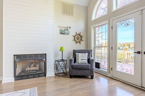 Lakeside Escape- quiet space, w/ beautiful views!