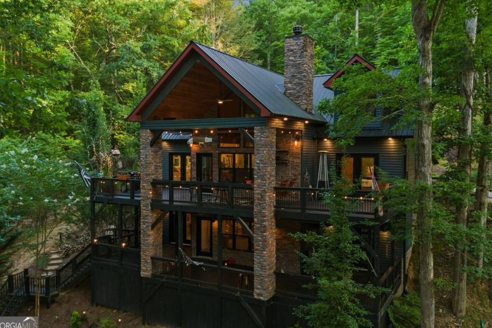 Riverfront Cabin up in the Trees, tucked away - Ellijay