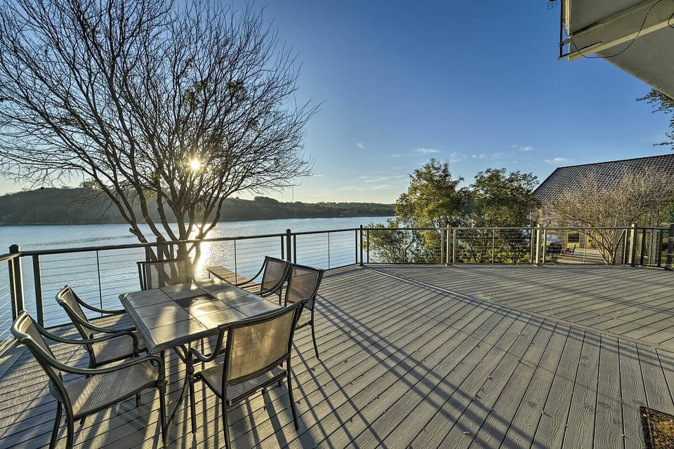★Wake up to this view★

5★ Review from Meghan - Aug 2020   "Very relaxing and beautiful view with lake access for swimming. Perfect for our stay! We had a blast!"