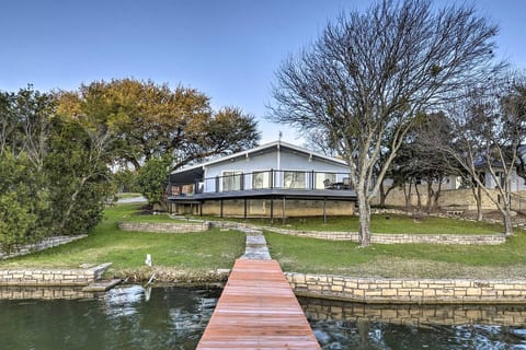 ★Your own private patio to enjoy during your stay - tie up your boat, go for a swim, drop a line in the water to catch some fish etc.★