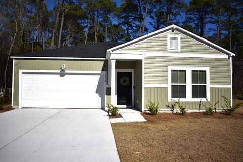 Relax at this peaceful, family-friendly home with a private driveway and garage. Just minutes from beaches, shops, and dining—your perfect base for exploring and unwinding.