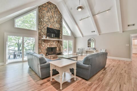 Lake Hartwell Escape | Dock, Kayaks & Game Room
