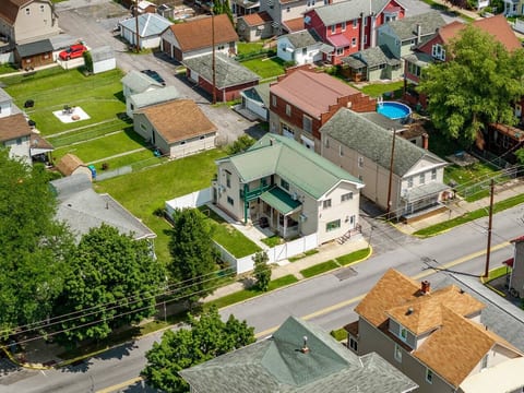Welcome to your comfortable home in a peaceful neighborhood. Enjoy a private, fenced yard, and easy access to local attractions. This is your ideal home away from home.


