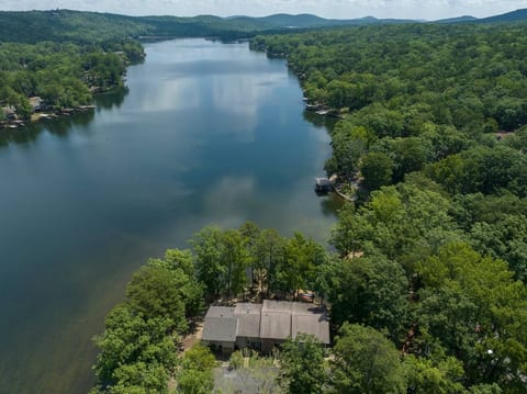 What-A-View HSV - Serene Lakeside Town Home - Holiday Home