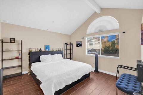 Chic & Comfy Home • Near Airport • Pet-Friendly