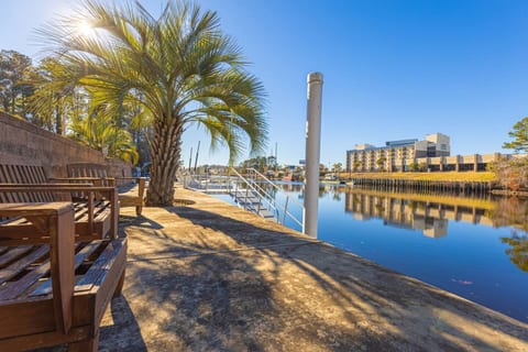 Paradise on Ocean Waterway Huge 5000 sq ft w Private Pool, Boat Dock, Grand Piano, Game Tables, BBQ, 1 acre Yard, Crib, Sleeps 34