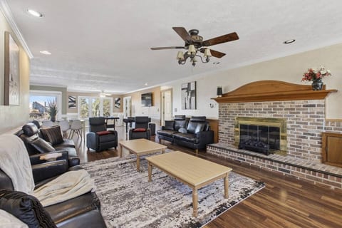 Paradise on Ocean Waterway Huge 5000 sq ft w Private Pool, Boat Dock, Grand Piano, Game Tables, BBQ, 1 acre Yard, Crib, Sleeps 34
