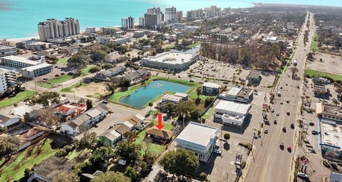 Lovely Central, Near Beach, 2 King Beds, Huge Private Yard, Deck, Patio, Firepit, & BBQ, Ocean View