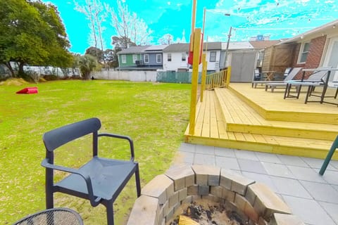 Lovely Central, Near Beach, 2 King Beds, Huge Private Yard, Deck, Patio, Firepit, & BBQ, Ocean View