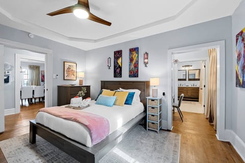 Cozy Queen bedroom with private master bath, desk, and Fire TV. Enjoy ample drawer space, extra blankets & pillows, hangers, and a soft Turkish robe—everything you need for comfort and relaxation.