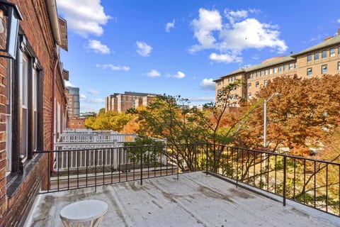 Spacious Baltimore Stay Near JHU• Deck & Parking