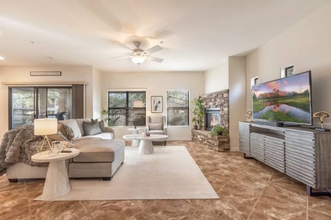 Luxury Condo w/ Pool View & Walk to High Street