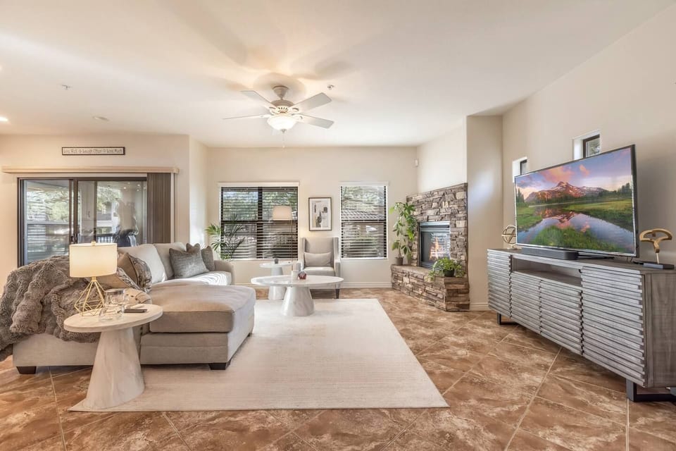 Luxury Condo w/ Pool View & Walk to High Street - Phoenix