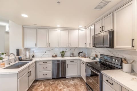 Luxury Condo w/ Pool View & Walk to High Street