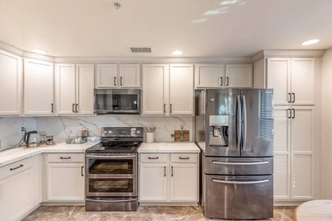 Luxury Condo w/ Pool View & Walk to High Street