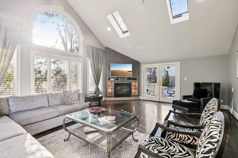 Upscale Bethesda Home • Pool, Piano & Bar